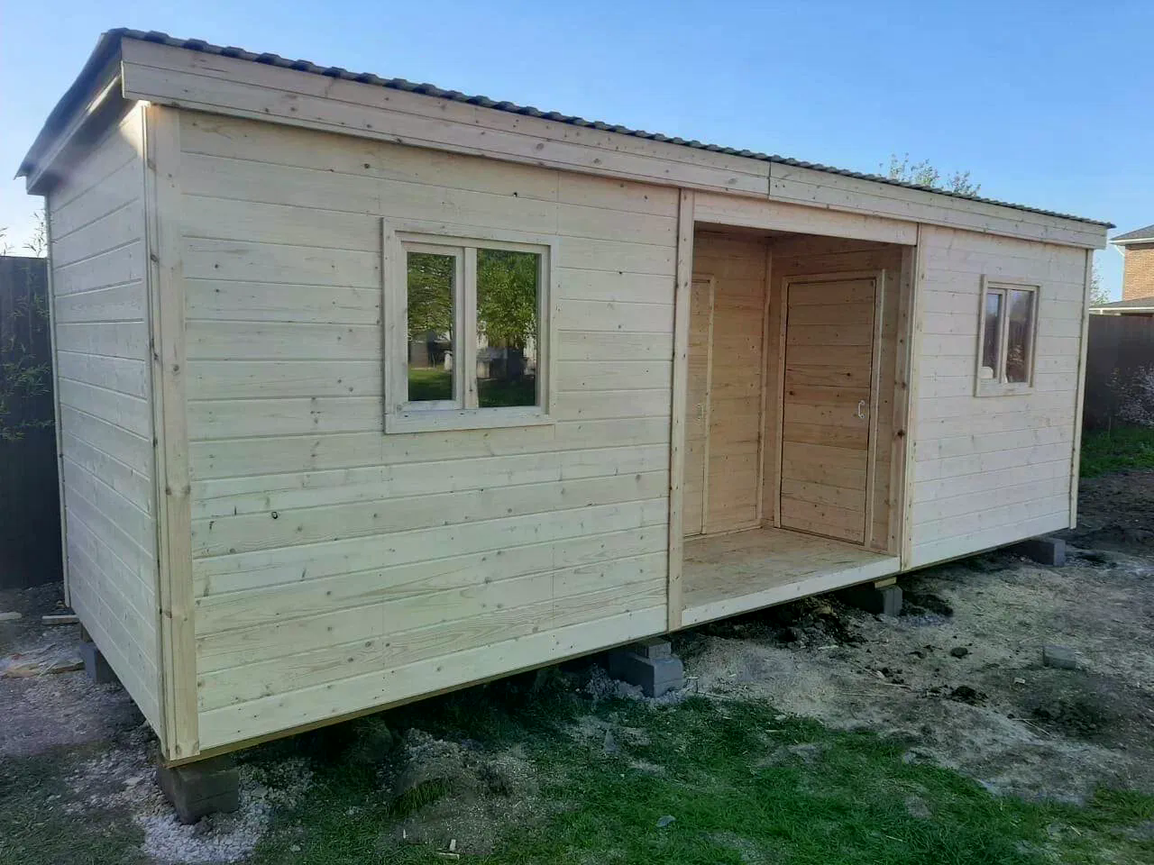 Дачная бытовка 2-комнатная «Лотос» 7.8×2.2 м с крыльцом